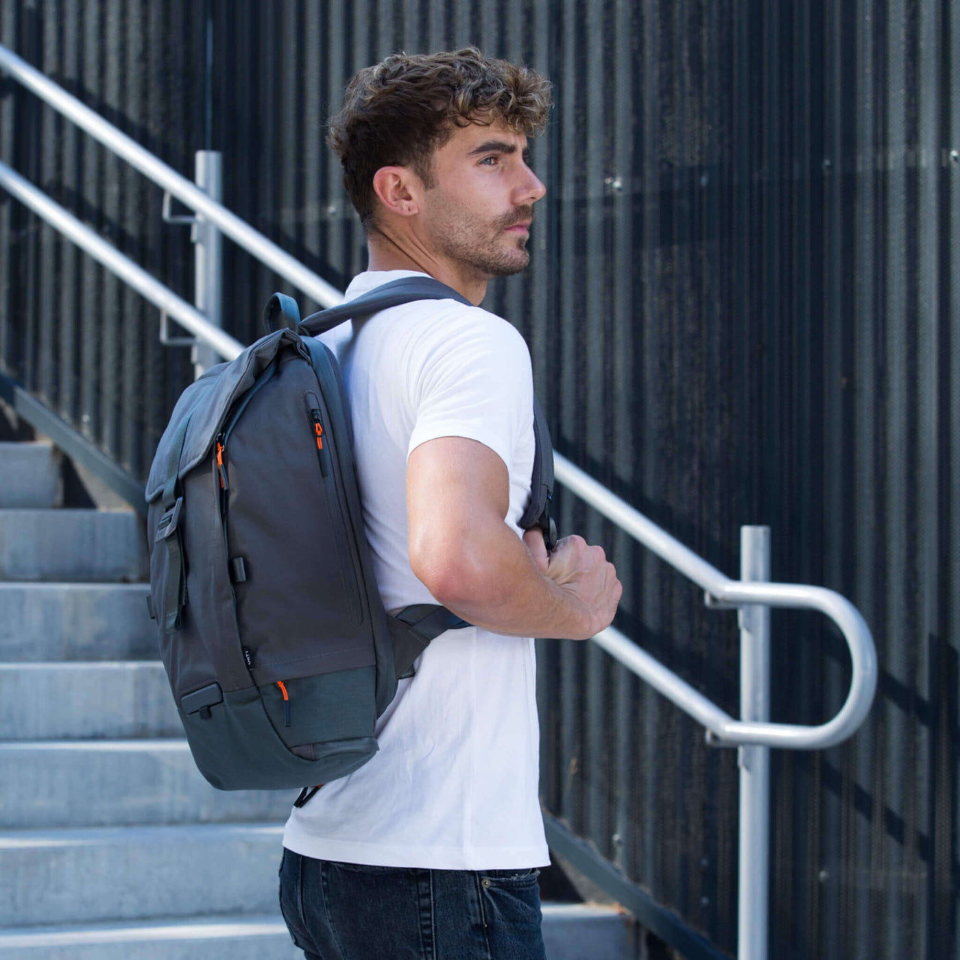 Homem comTORCH UNIT 1 TORCH , na elegante Ashen Gray , e a garrafa UNIT 1 - Vista lateral