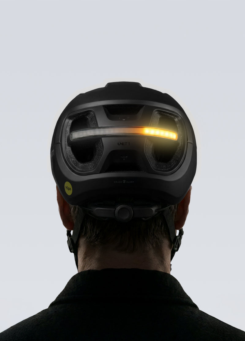 Rückansicht desAURA von UNIT 1 mit gelbem Blinker, der blinkt