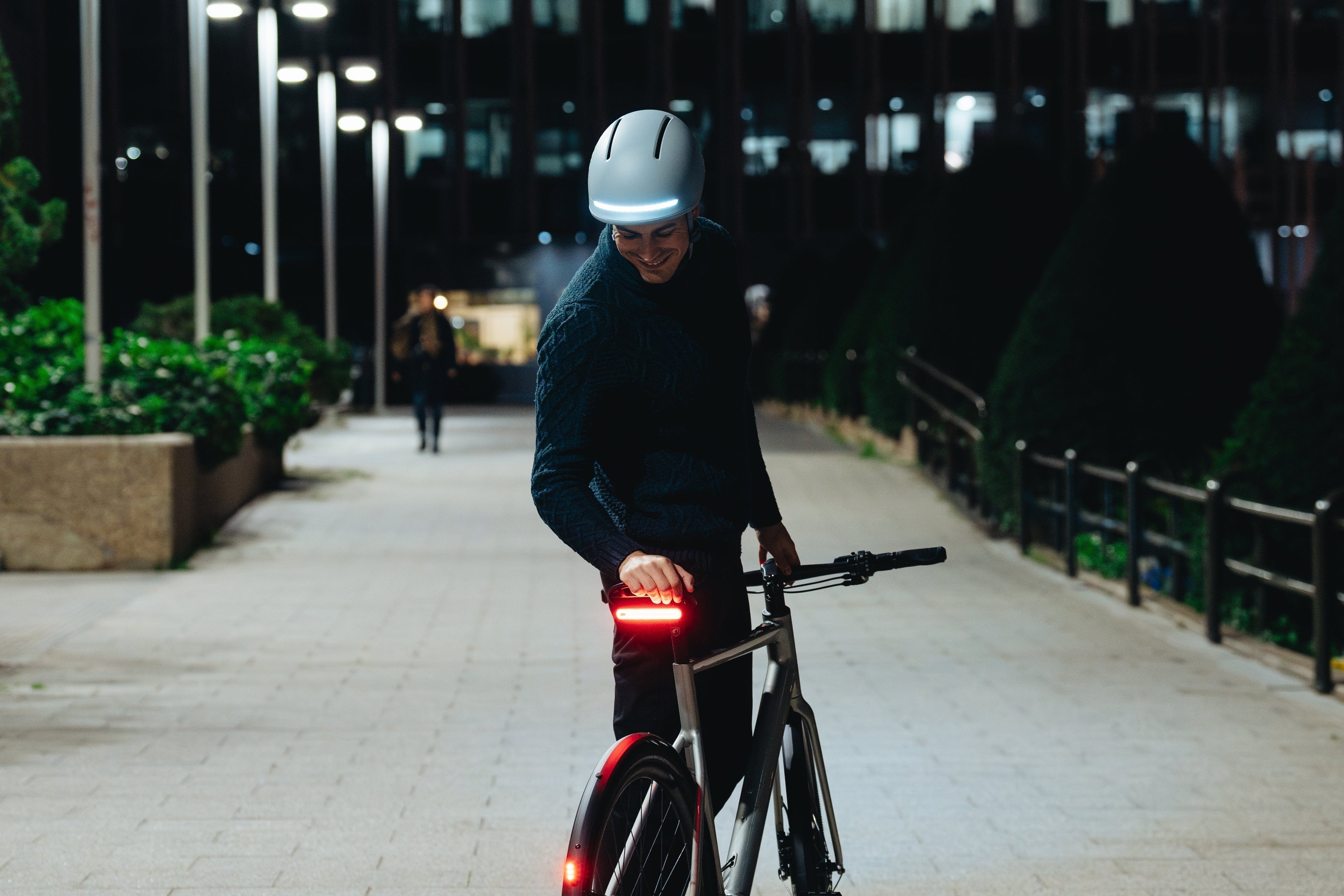 Le migliori luci per bici che garantiscono davvero la tua sicurezza (Guida degli esperti)