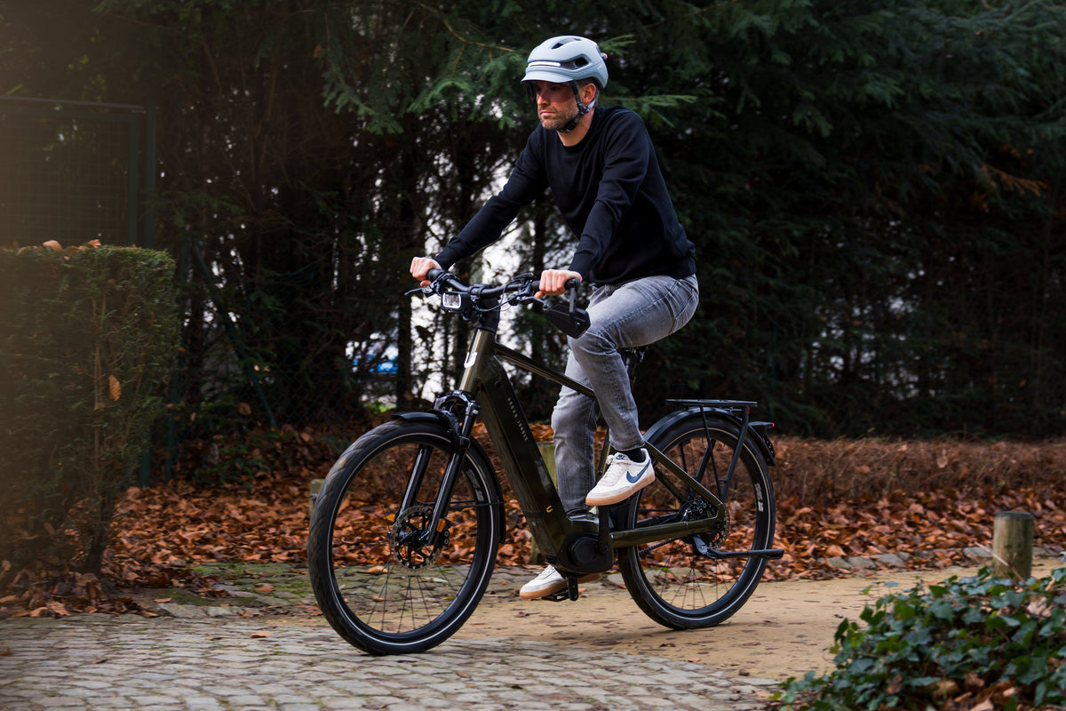 Männer, die beim Radfahren einen eleganten Helm tragen 