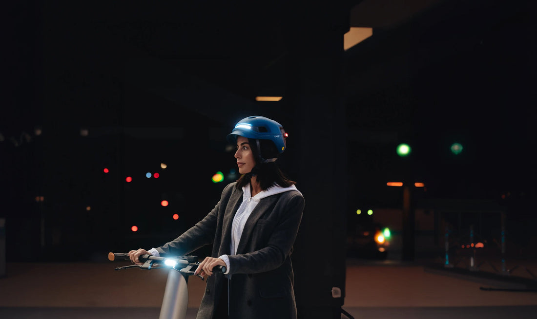 mannen die tijdens het fietsen een nette helm dragen 