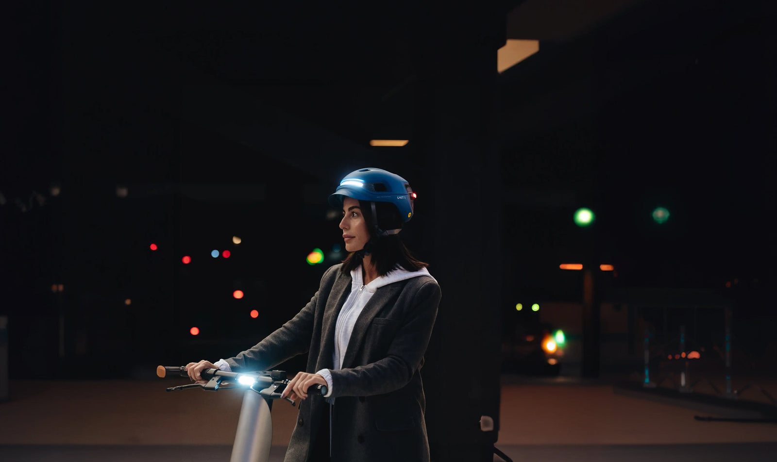 hombres que llevan un casco elegante mientras van en bicicleta 