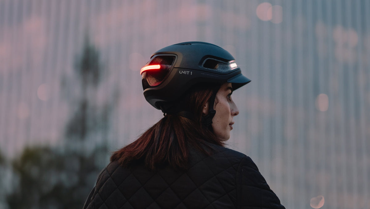 mannen die tijdens het fietsen een nette helm dragen 