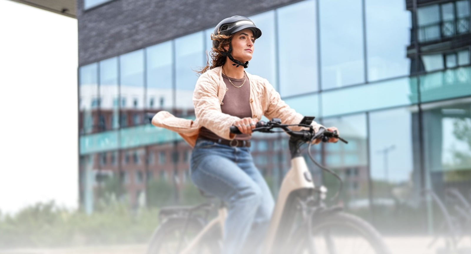 des hommes portant un casque élégant à vélo 
