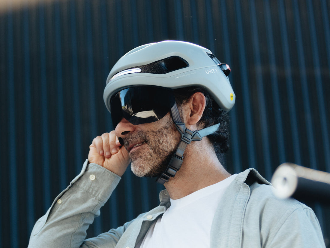 hombres que llevan un casco elegante con visera mientras van en bicicleta 