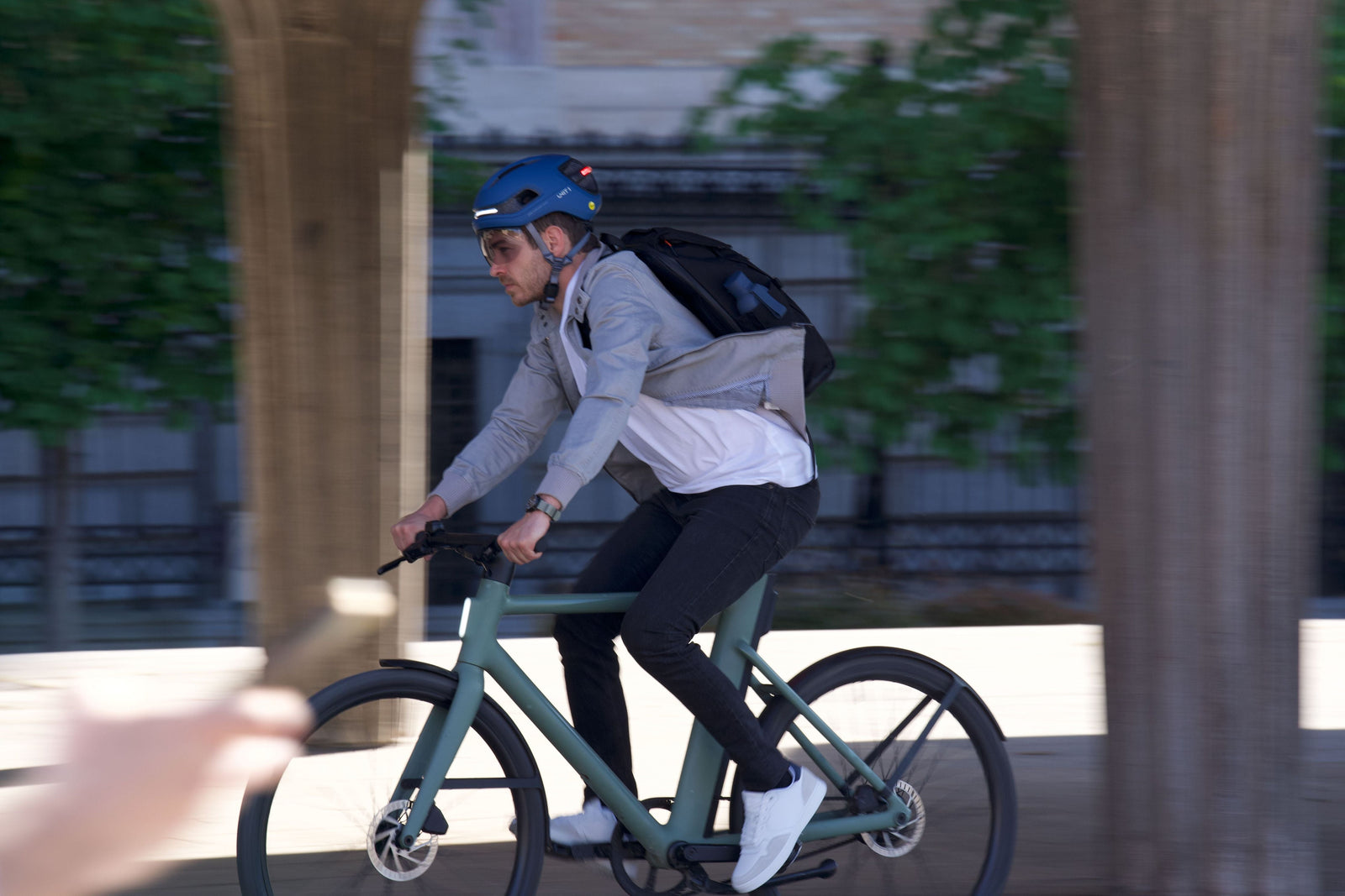 hombres que llevan un casco elegante mientras van en bicicleta 