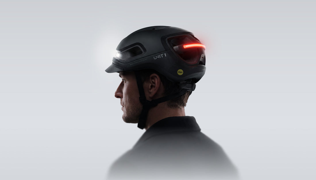des hommes portant un casque élégant à vélo 