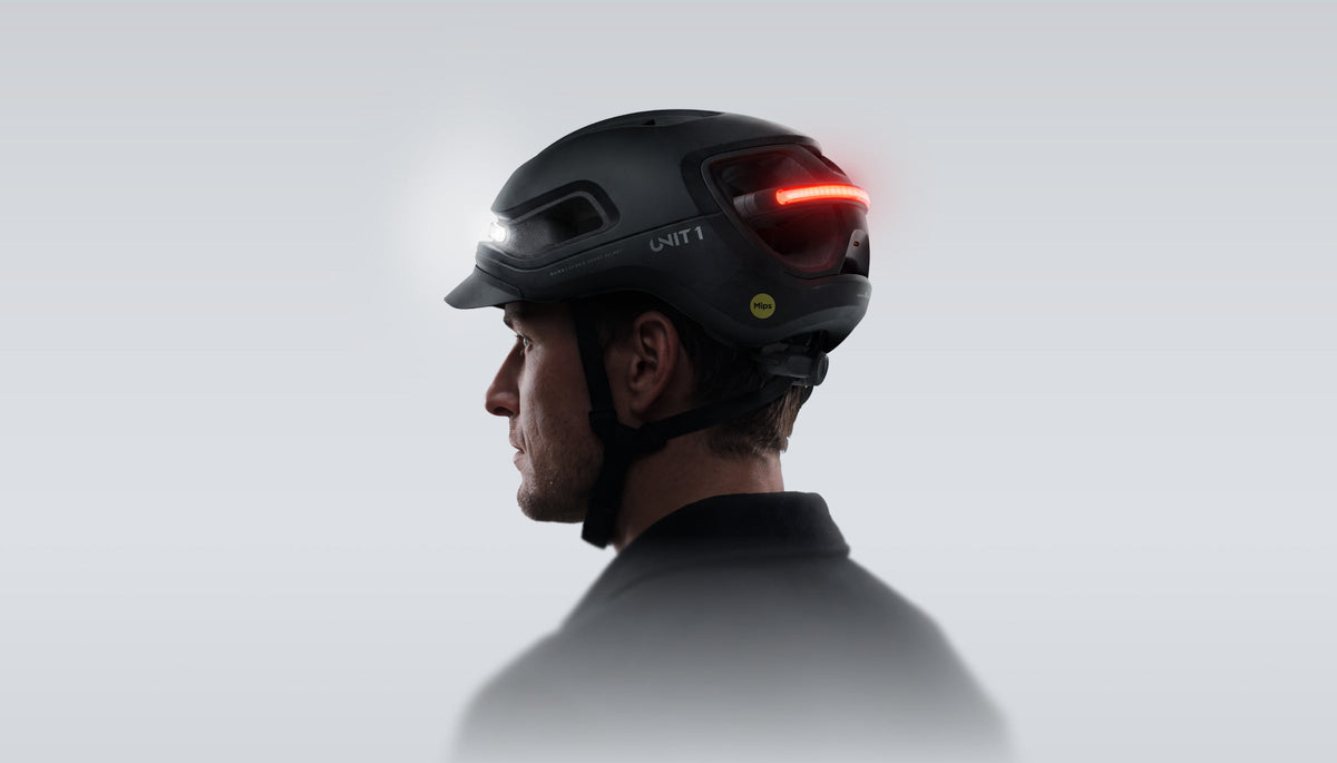 des hommes portant un casque élégant à vélo 