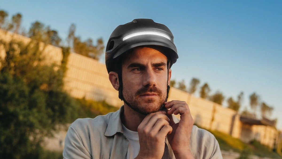 des hommes portant un casque élégant à vélo 
