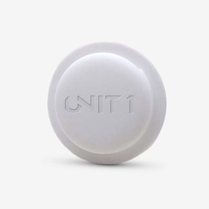 Suporte redondo branco para AirTag para capacete, com o logótipo UN1T 1 gravado, para uma fixação segura.