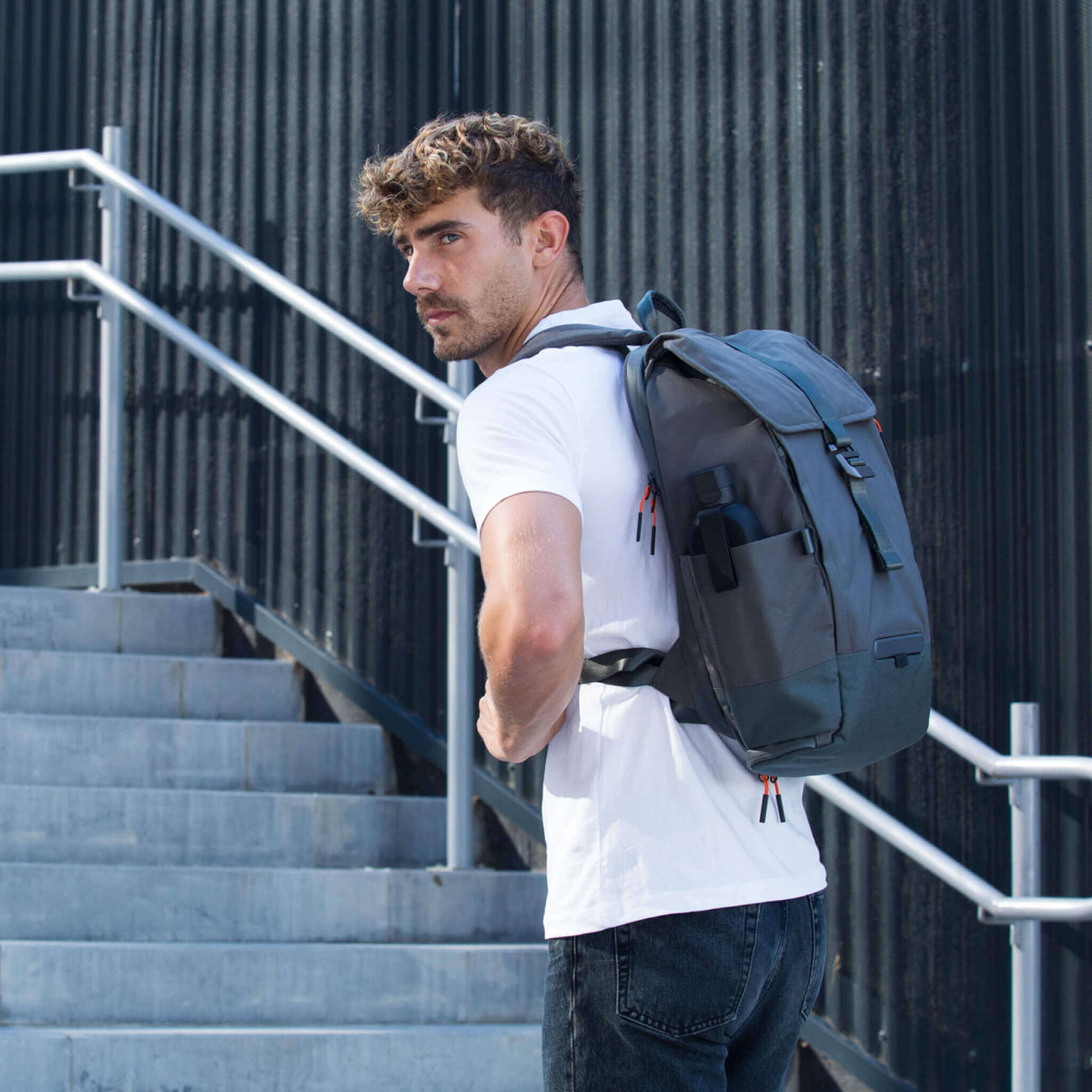 Homem comTORCH  UNIT 1 TORCH , na elegante Ashen Gray , e a garrafa UNIT 1