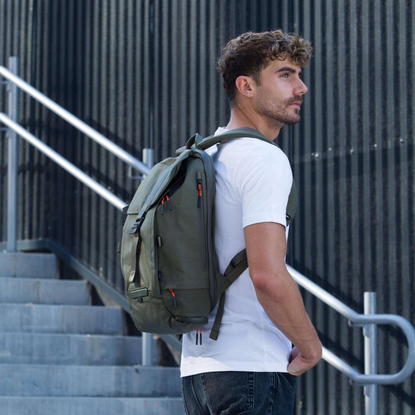 Homem comTORCH  UNIT 1 TORCH , na elegante Cactus Green , e a garrafa UNIT 1 - Vista lateral