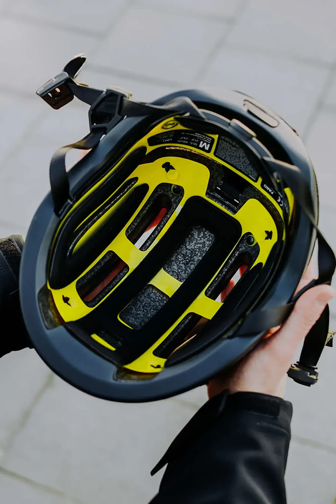 Vue intérieure d'un casque UNIT 1 montrant la doublure MIPS jaune